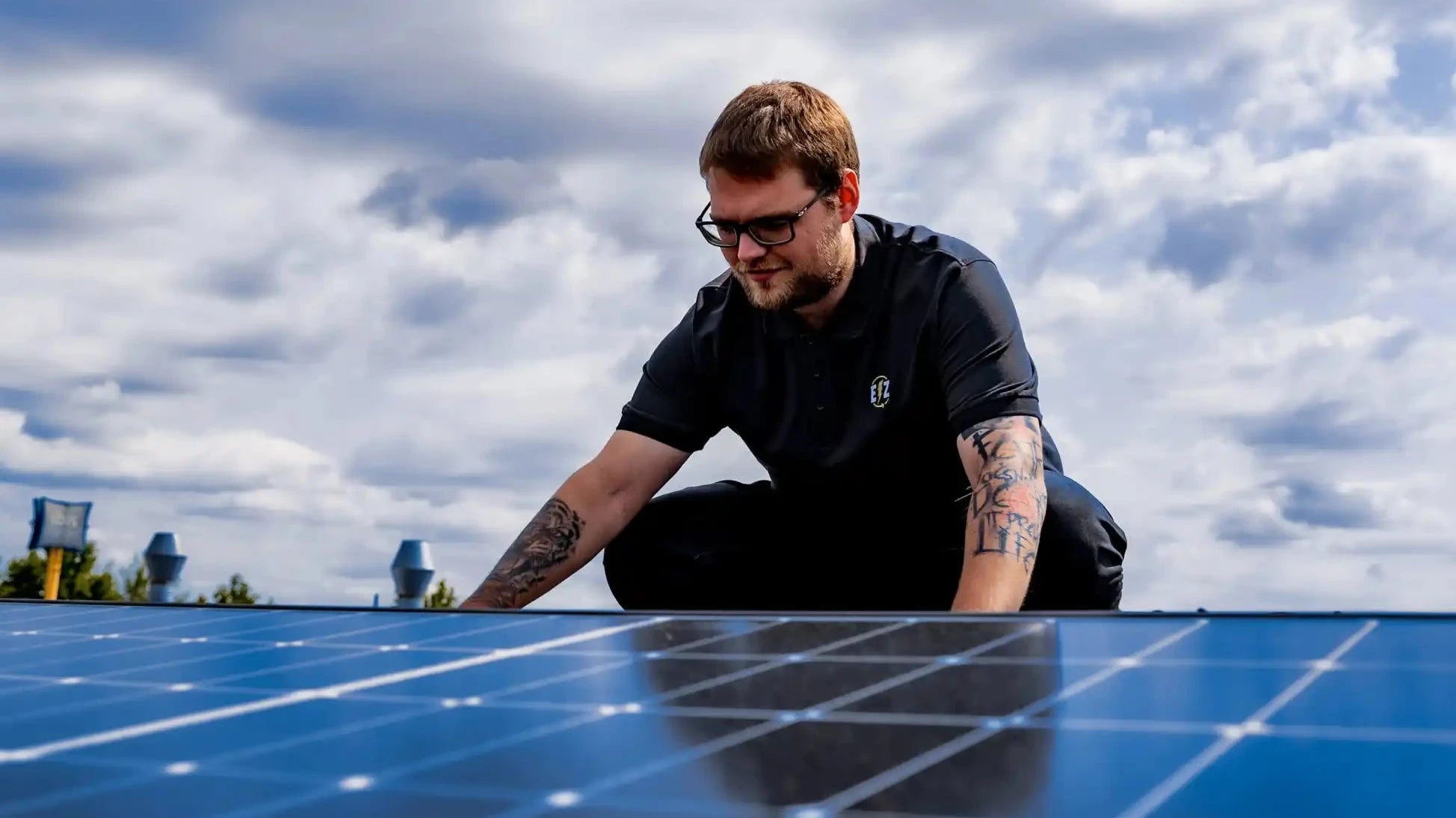 Solaranlagen mit jemandem, der sie inspiziert oder wartet.