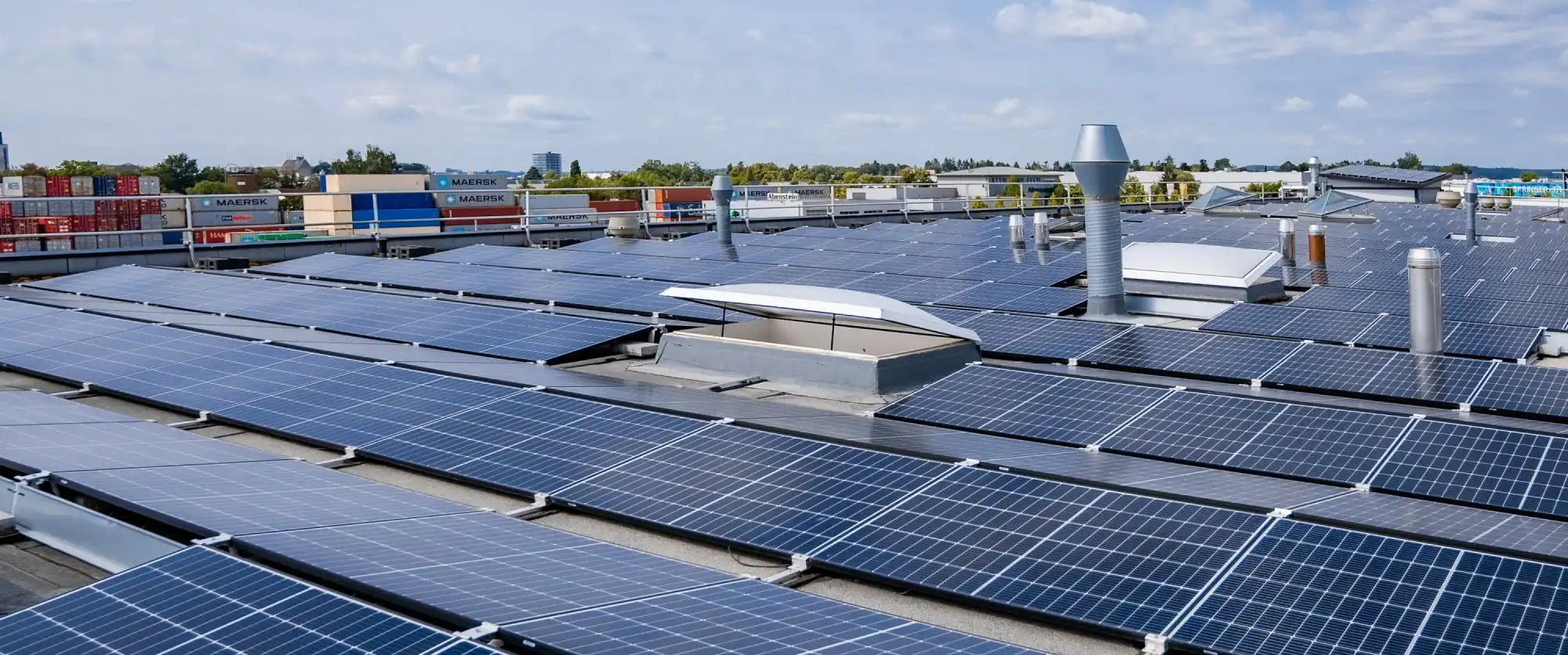 Solarpaneele auf einem gewerblichen Dach installiert.