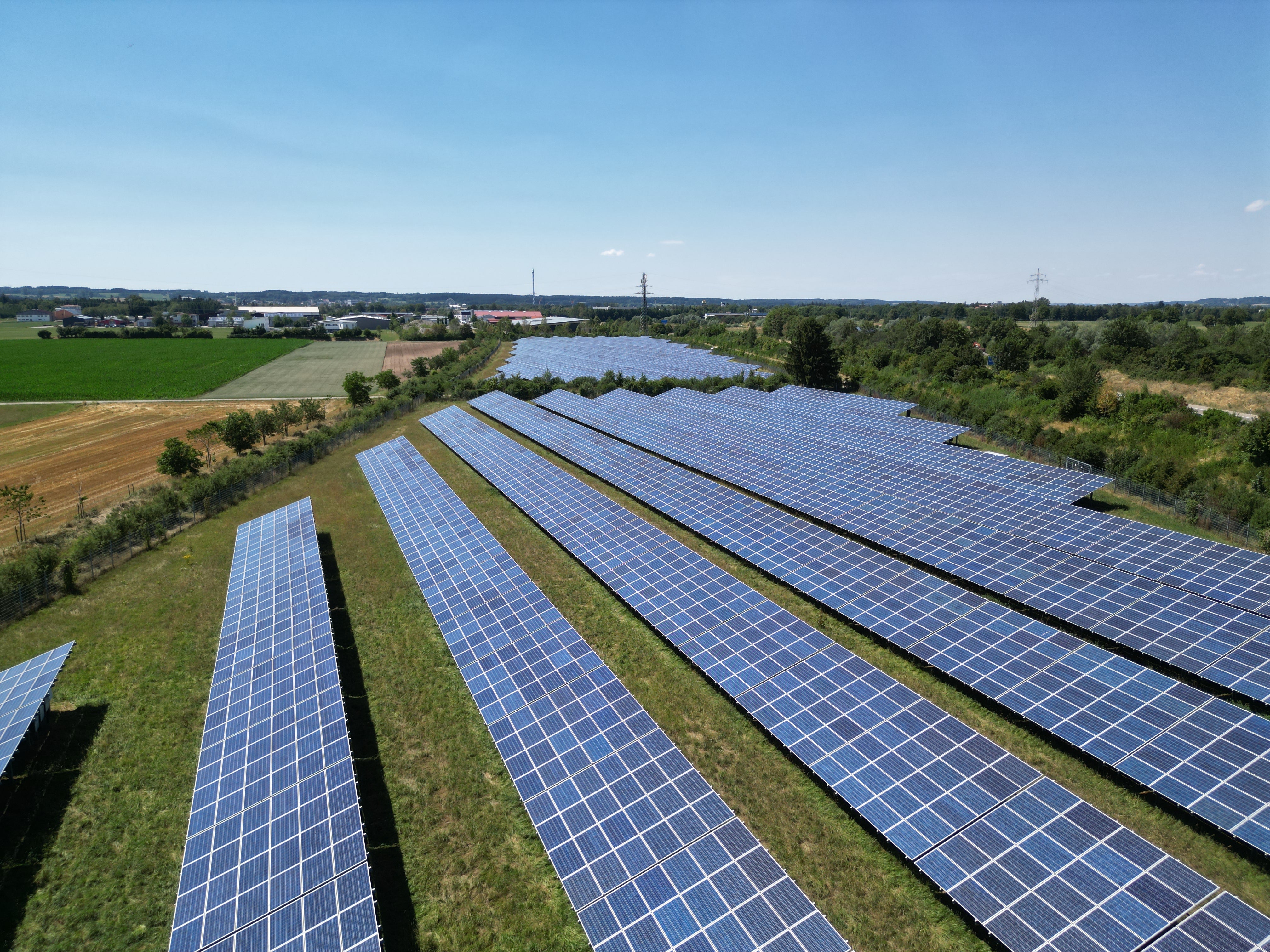 Alles Wichtige zur PV Freiflächenanlage: Genehmigung, Planung und Vorteile