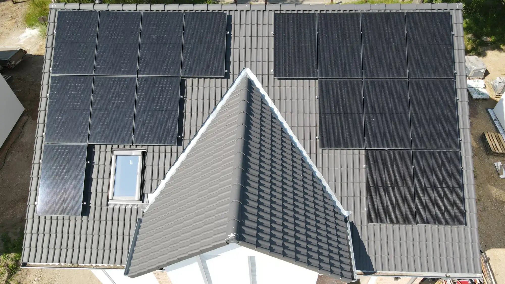 Solarpanels auf einem grauen Wohnhausdach installiert.